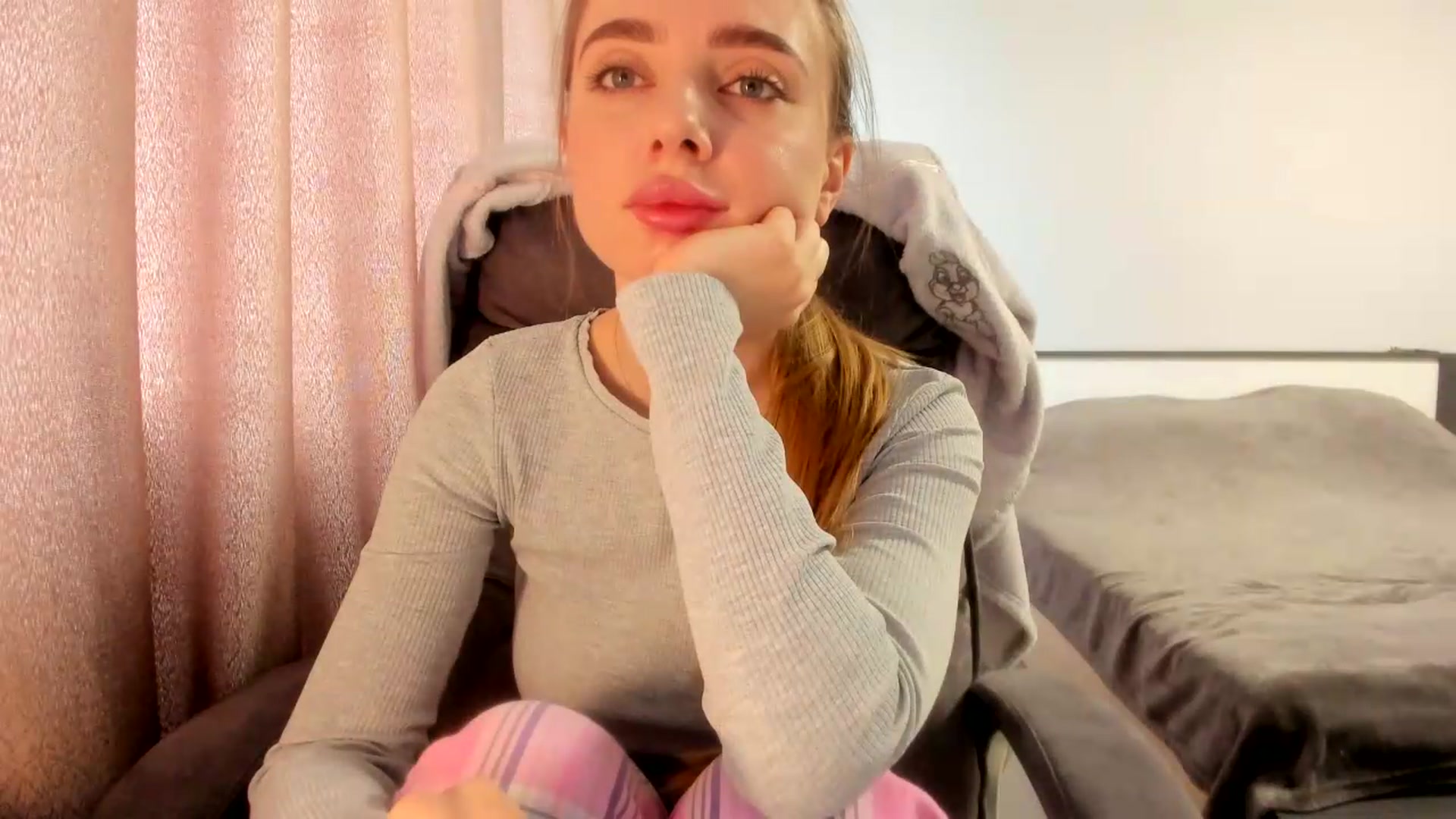 Gallery image thumbnail from Iam_Sasha's myfreecams stream on, 06/03/2026, 08:35 image 13 of 20