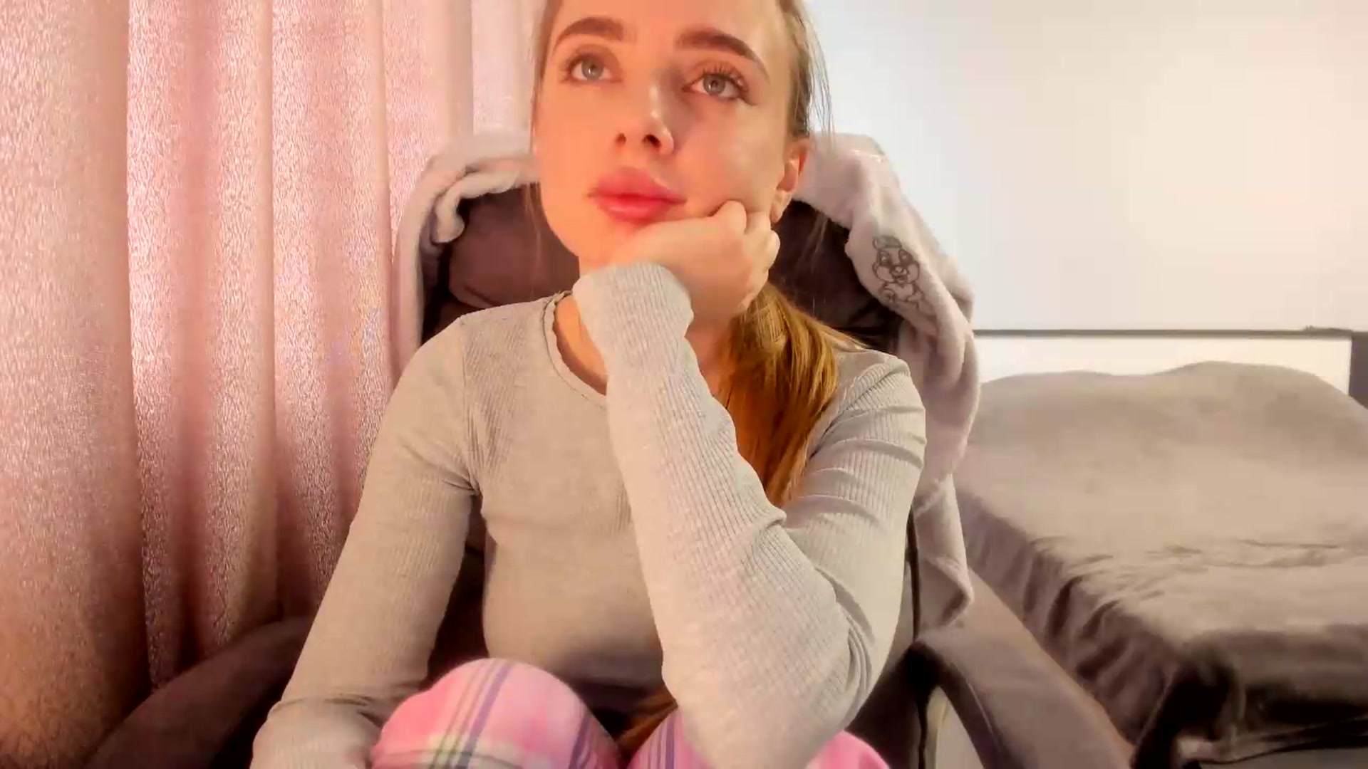 Gallery image thumbnail from Iam_Sasha's myfreecams stream on, 06/03/2026, 08:35 image 16 of 20