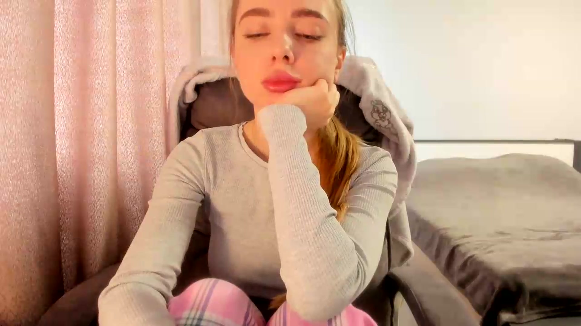 Gallery image thumbnail from Iam_Sasha's myfreecams stream on, 06/03/2026, 08:35 image 7 of 20