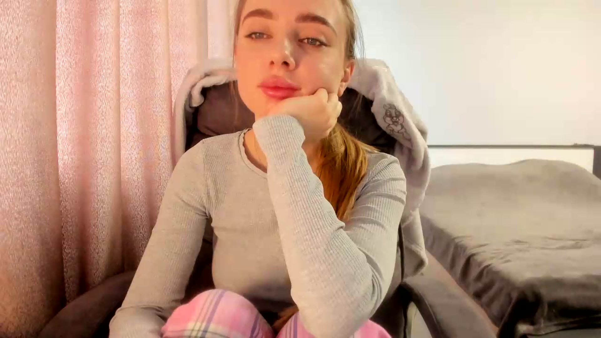 Gallery image thumbnail from Iam_Sasha's myfreecams stream on, 06/03/2026, 08:35 image 15 of 20