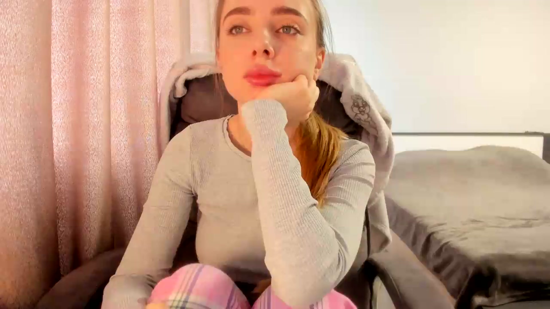 Gallery image thumbnail from Iam_Sasha's myfreecams stream on, 06/03/2026, 08:35 image 9 of 20