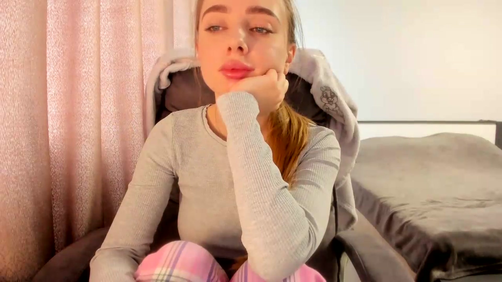 Gallery image thumbnail from Iam_Sasha's myfreecams stream on, 06/03/2026, 08:35 image 10 of 20