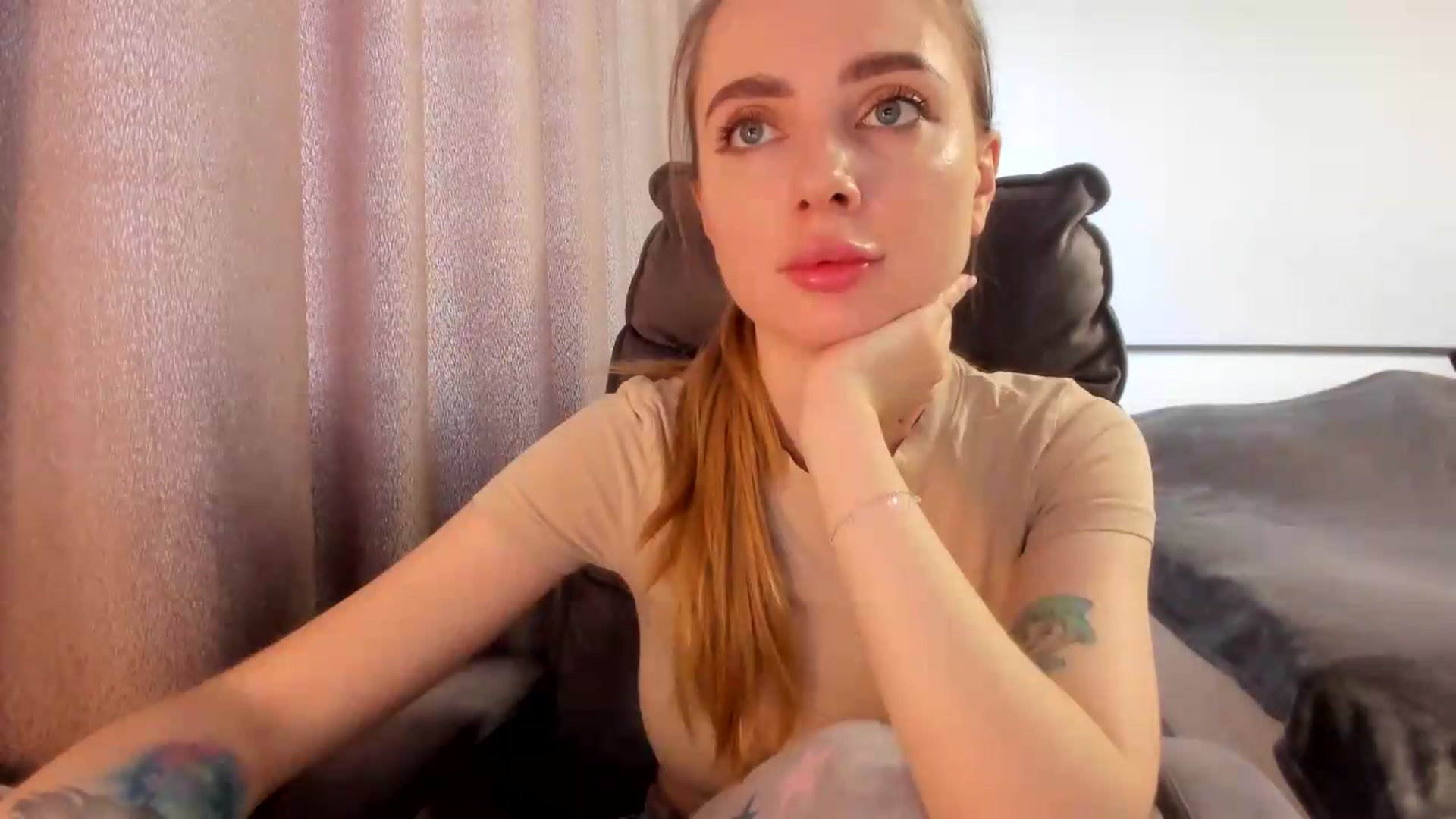 Gallery image thumbnail from Iam_Sasha's myfreecams stream on, 06/26/2026, 09:45 image 6 of 20