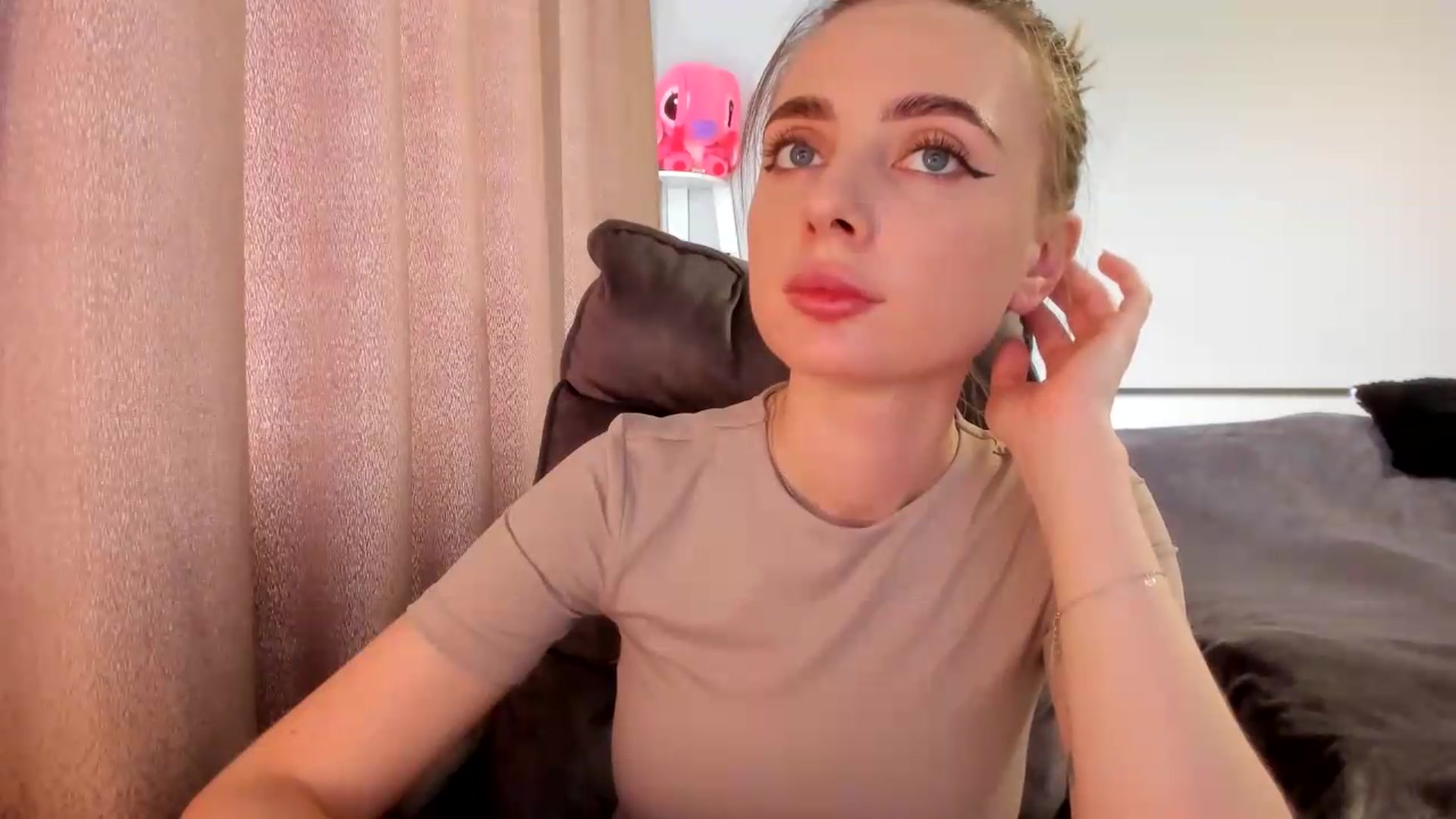 Gallery image thumbnail from Iam_Sasha's myfreecams stream on, 07/08/2026, 12:36 image 13 of 20