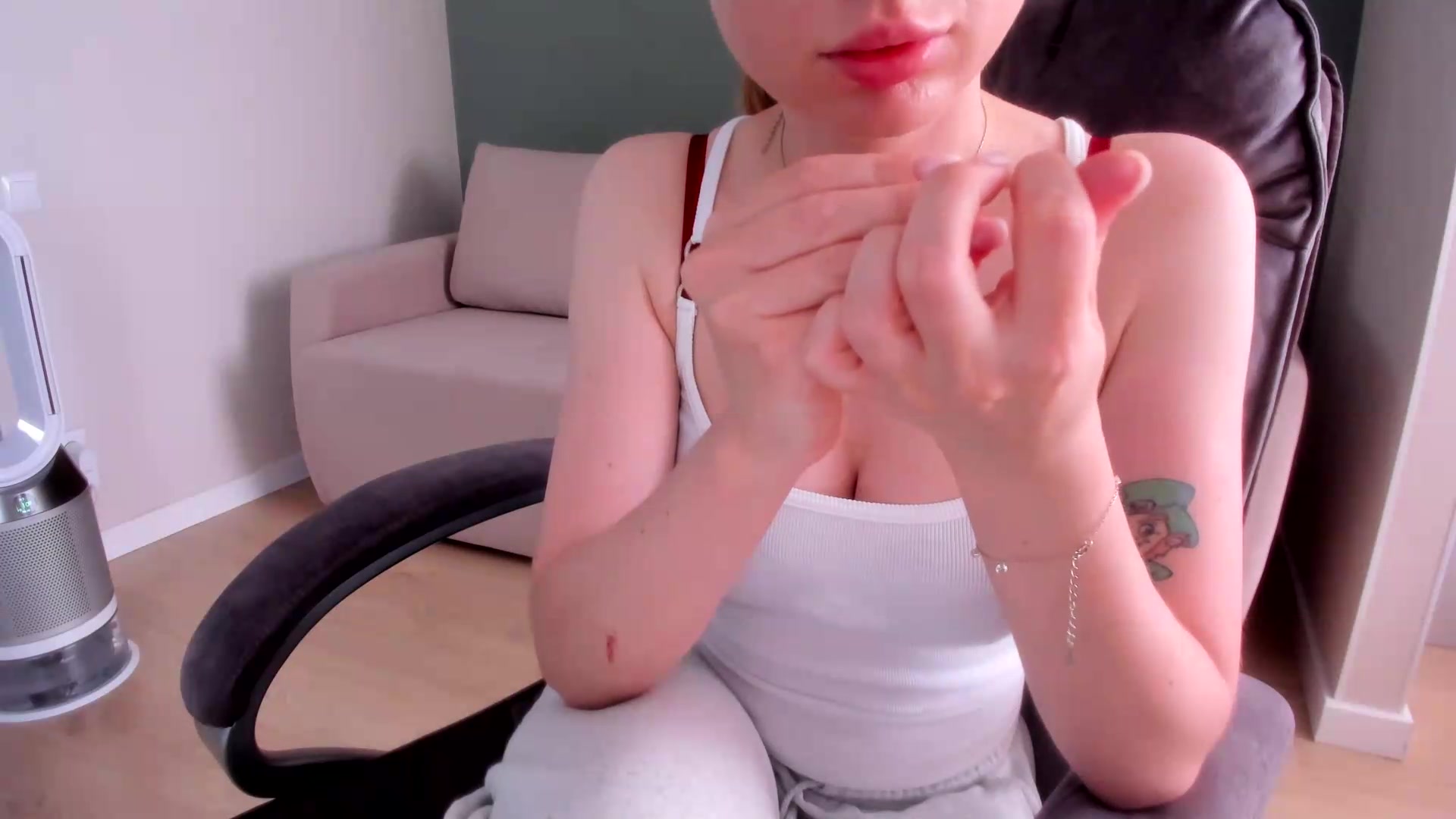 Gallery image thumbnail from Iam_Sasha's myfreecams stream on, 08/21/2026, 10:10 image 13 of 20