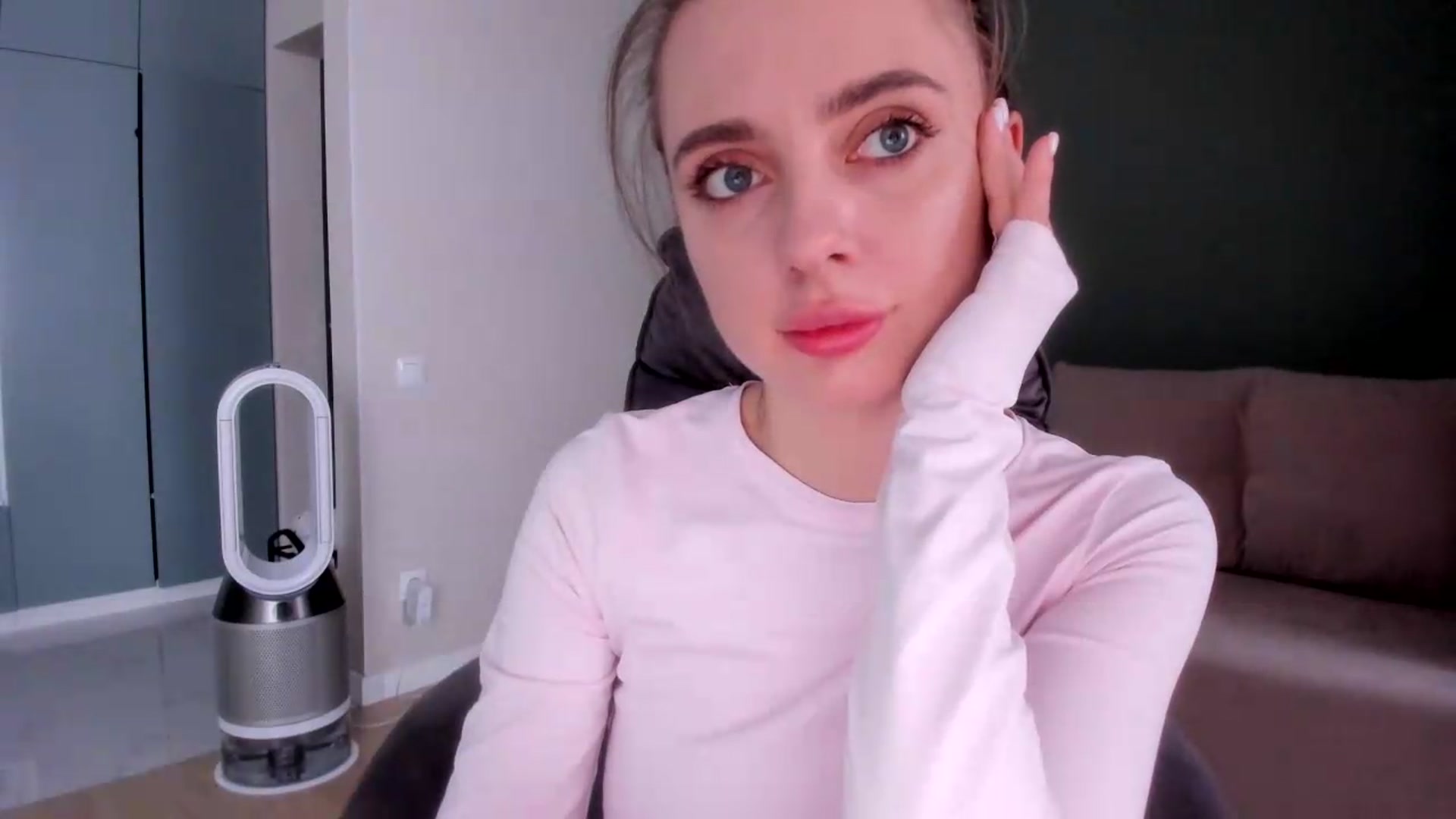 Gallery image thumbnail from Iam_Sasha's myfreecams stream on, 09/13/2026, 11:30 image 10 of 20
