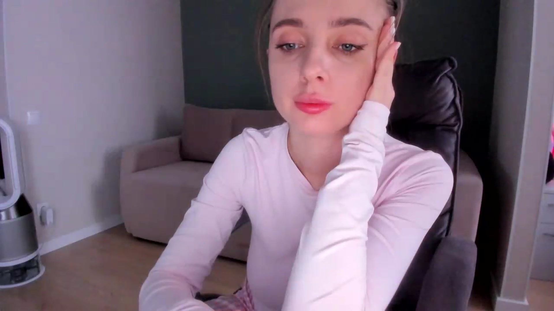 Gallery image thumbnail from Iam_Sasha's myfreecams stream on, 09/13/2026, 14:27 image 5 of 20