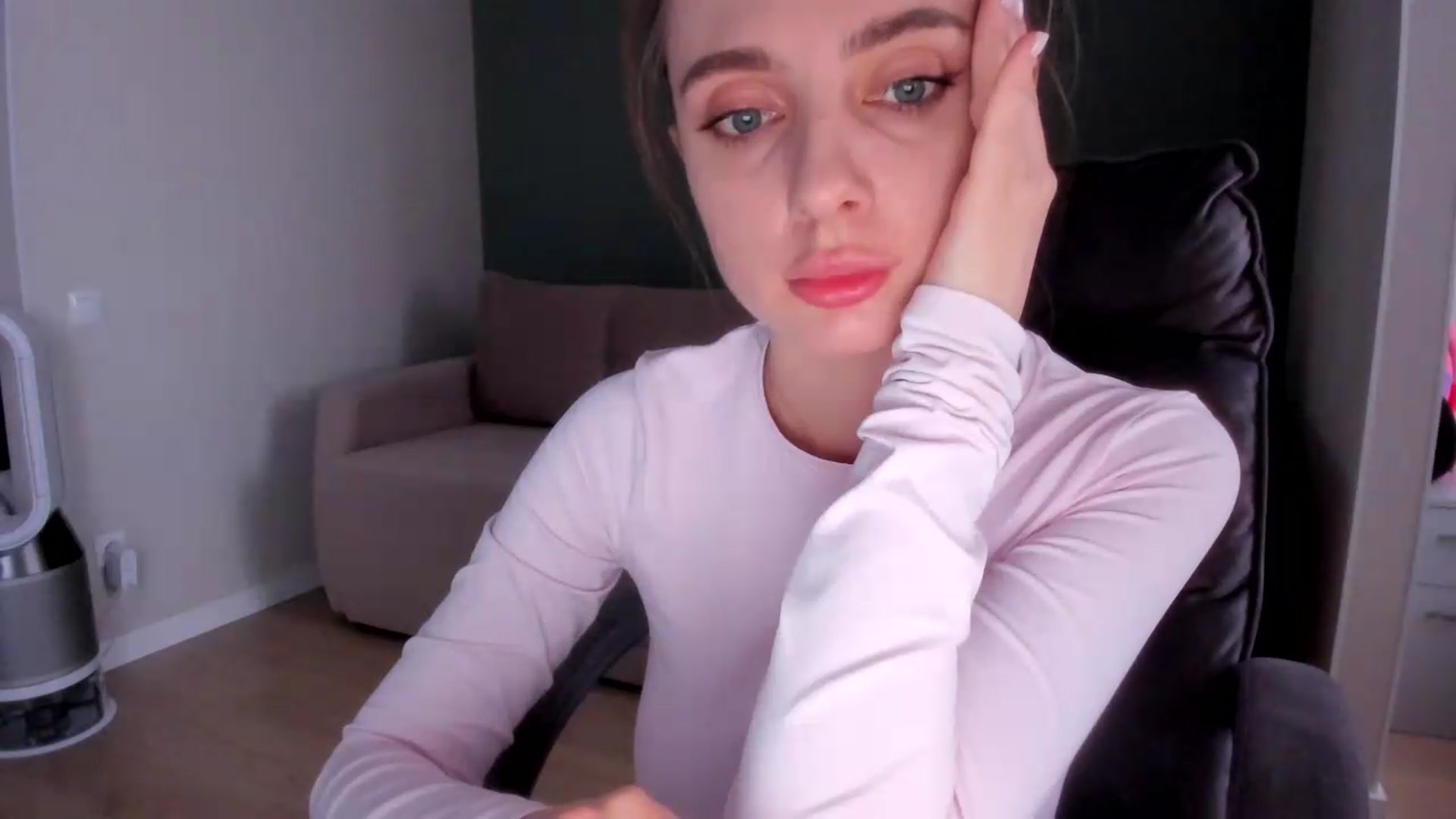 Gallery image thumbnail from Iam_Sasha's myfreecams stream on, 09/13/2026, 14:27 image 12 of 20