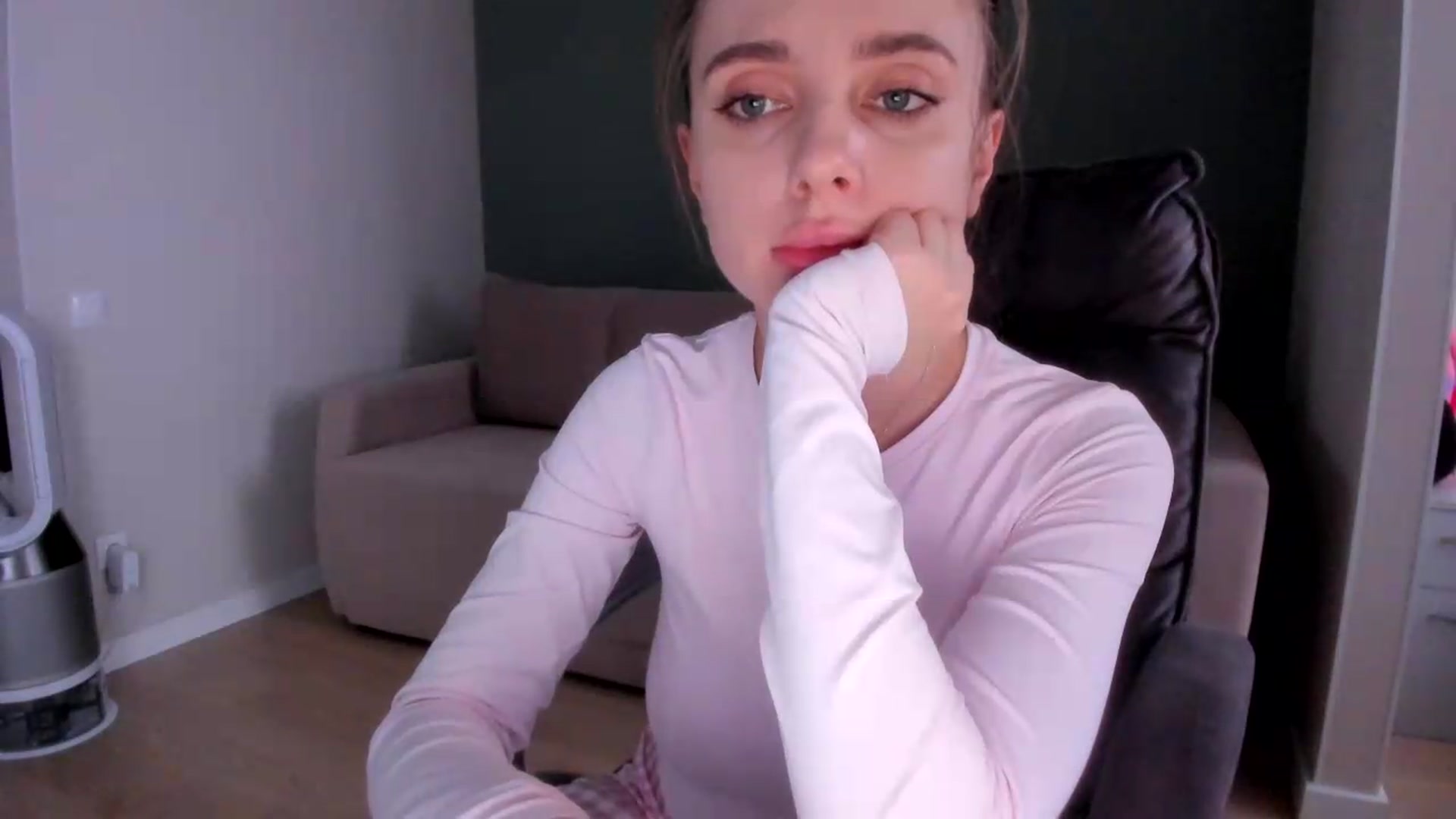 Gallery image thumbnail from Iam_Sasha's myfreecams stream on, 09/13/2026, 14:27 image 6 of 20