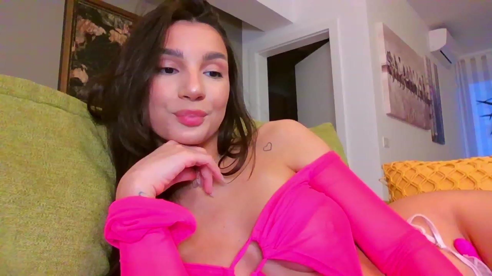 Gallery image thumbnail from Iamonline's myfreecams stream on, 03/08/2024, 16:34 image 6 of 20