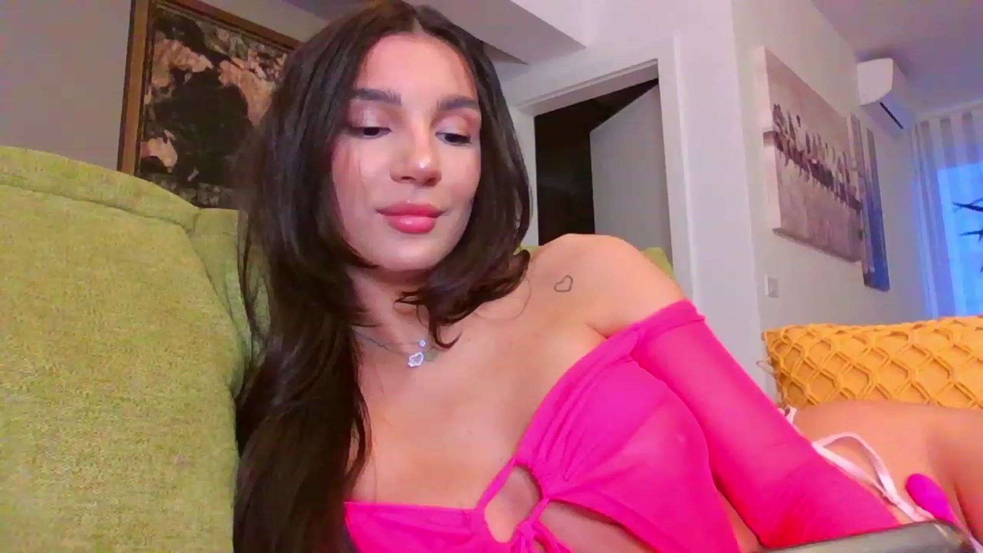 Gallery image thumbnail from Iamonline's myfreecams stream on, 03/08/2024, 16:34 image 3 of 20