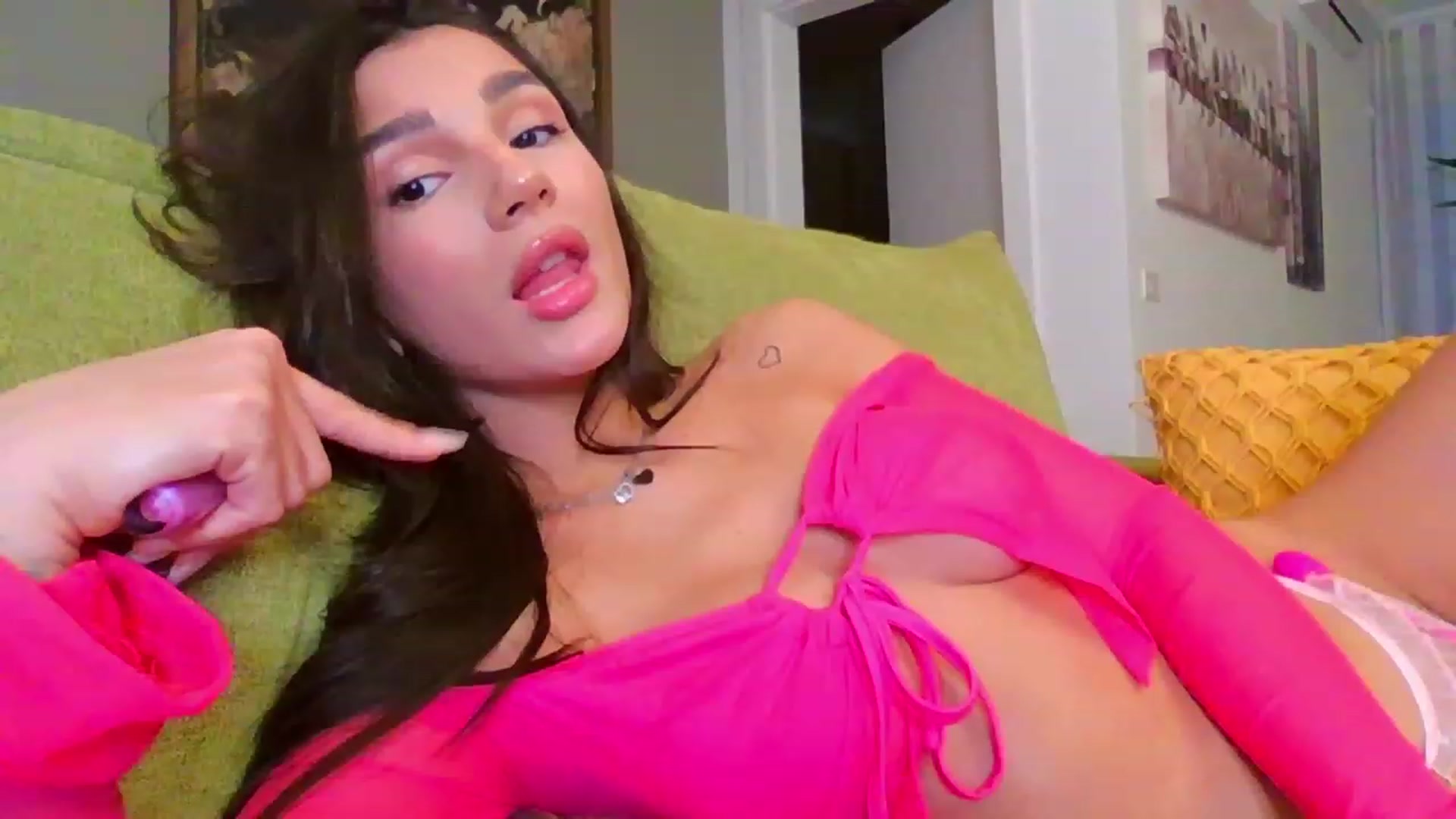 Gallery image thumbnail from Iamonline's myfreecams stream on, 03/08/2024, 16:34 image 17 of 20