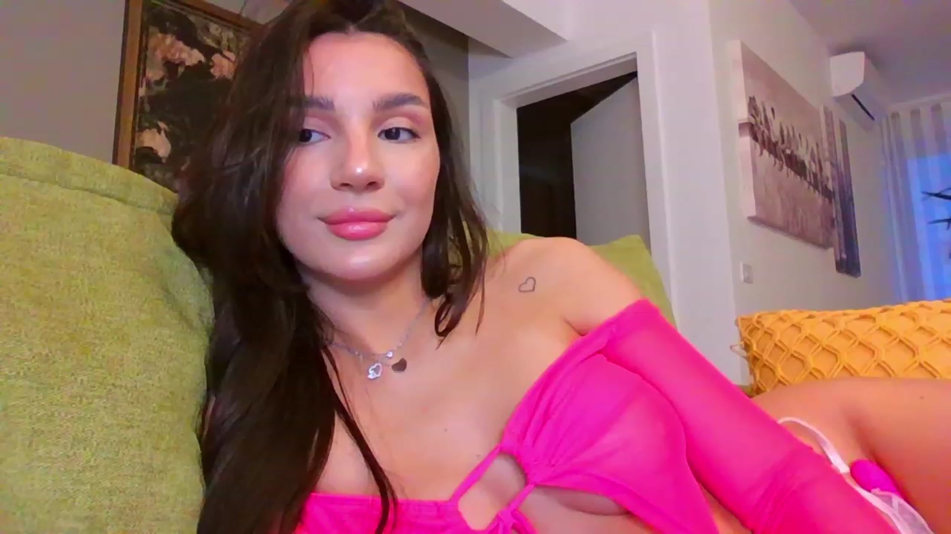 Gallery image thumbnail from Iamonline's myfreecams stream on, 03/08/2024, 16:34 image 8 of 20
