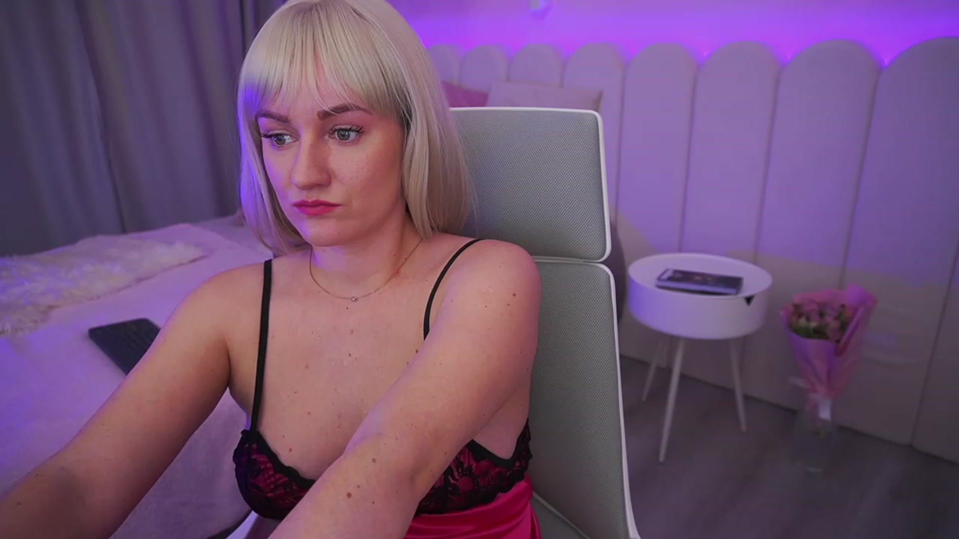Gallery image thumbnail from Ice_Kitty_'s myfreecams stream on, 03/14/2024, 05:11 image 18 of 20