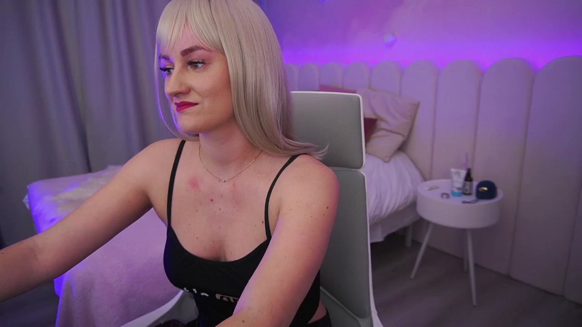 Gallery image thumbnail from Ice_Kitty_'s myfreecams stream on, 04/10/2024, 04:10 image 9 of 20