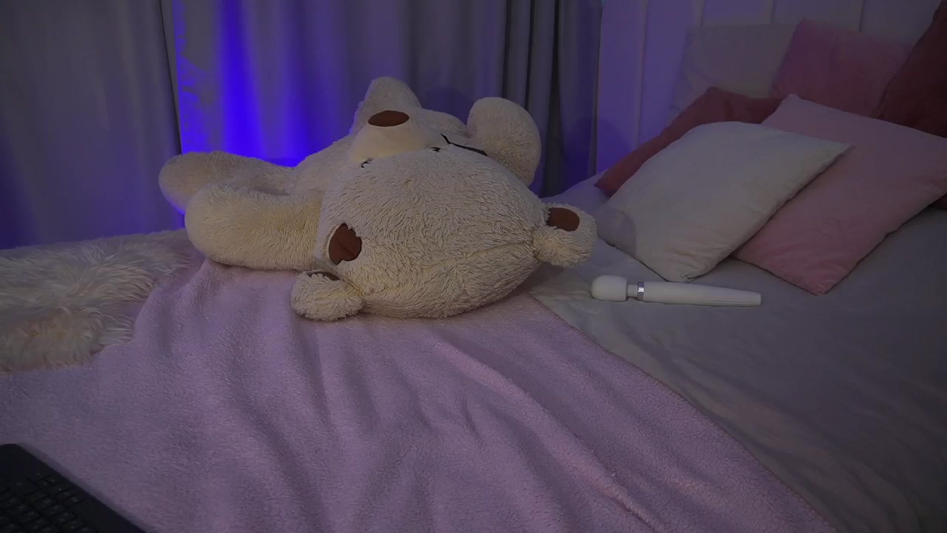 Gallery image thumbnail from Ice_Kitty_'s myfreecams stream on, 07/13/2024, 07:12 image 16 of 20