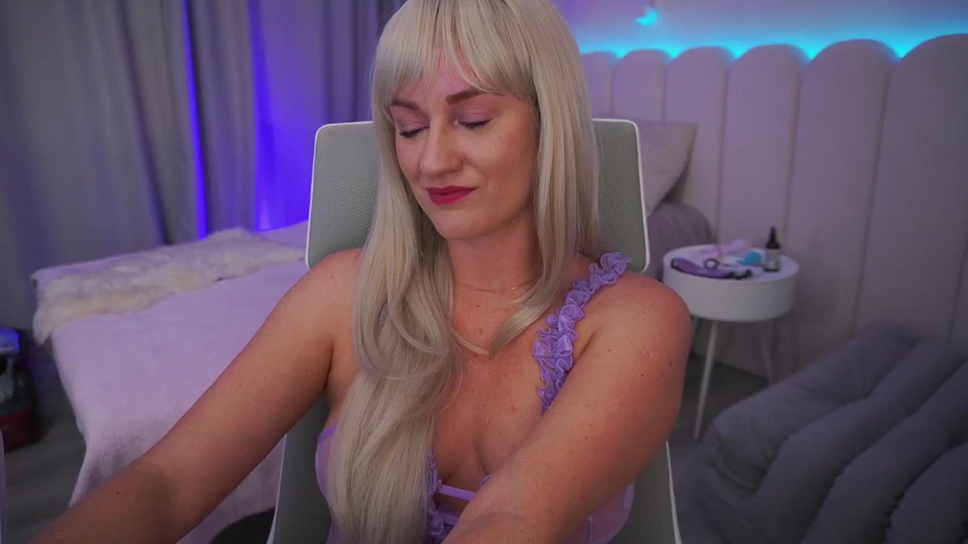 Gallery image thumbnail from Ice_Kitty_'s myfreecams stream on, 07/16/2024, 05:13 image 4 of 20