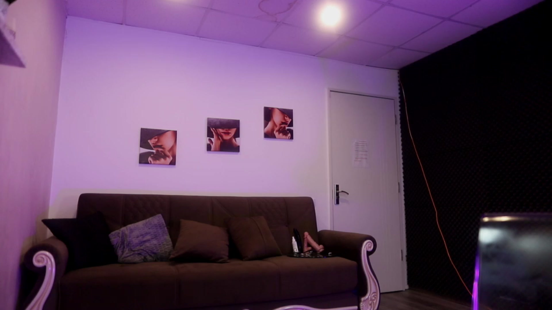 Gallery image thumbnail from Iceeyes1's myfreecams stream on, 03/17/2023, 12:26 image 17 of 20