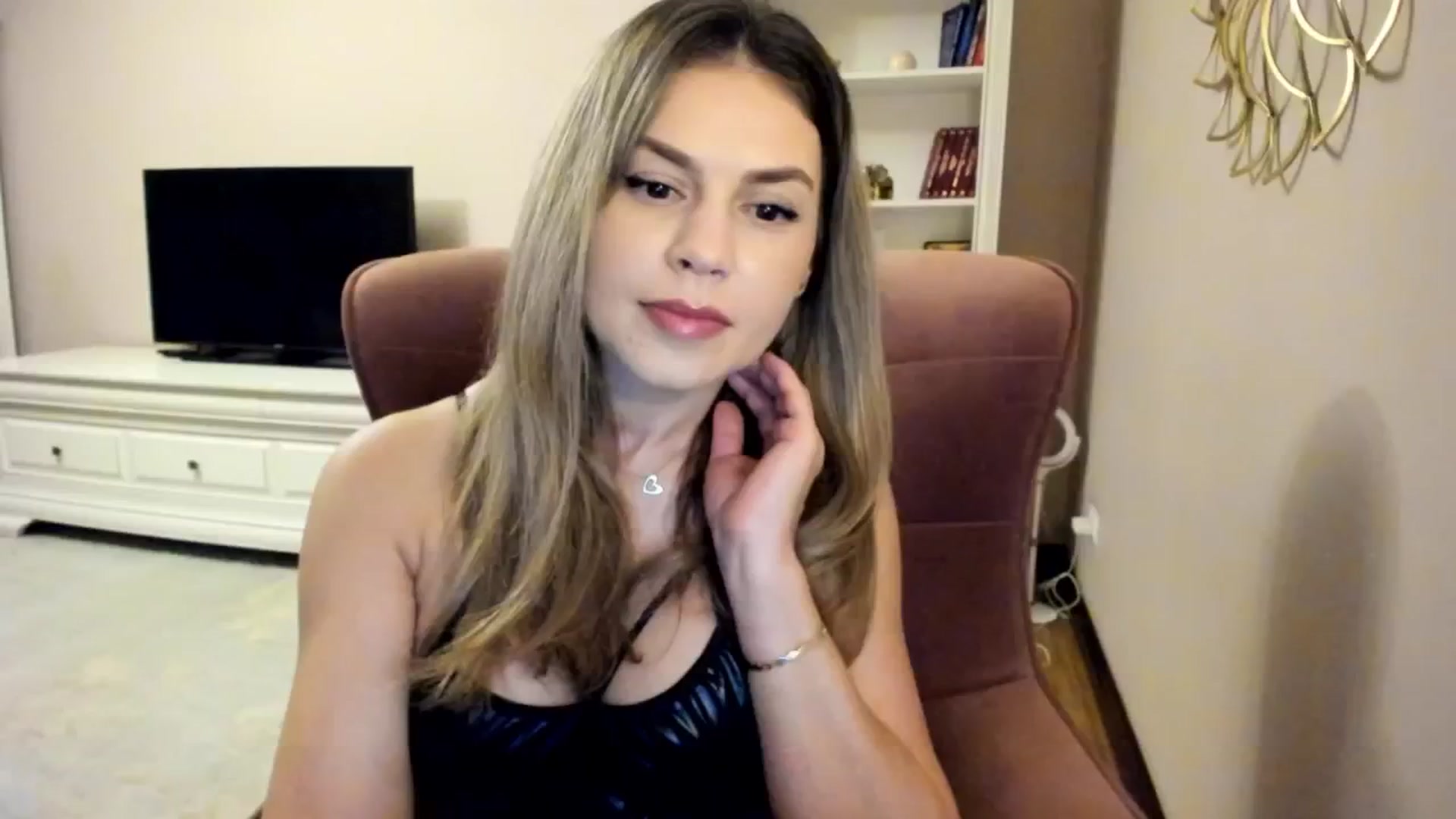 Gallery image thumbnail from IceyGirl's myfreecams stream on, 10/17/2024, 21:13 image 14 of 20