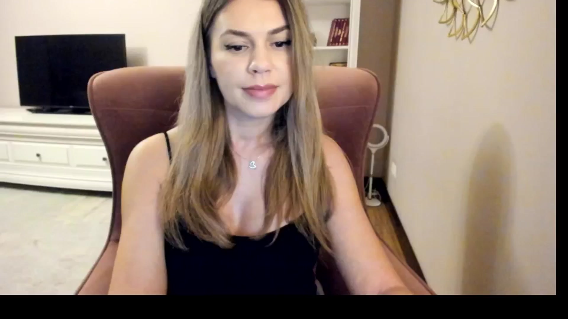 Gallery image thumbnail from IceyGirl's myfreecams stream on, 10/22/2024, 24:45 image 10 of 20