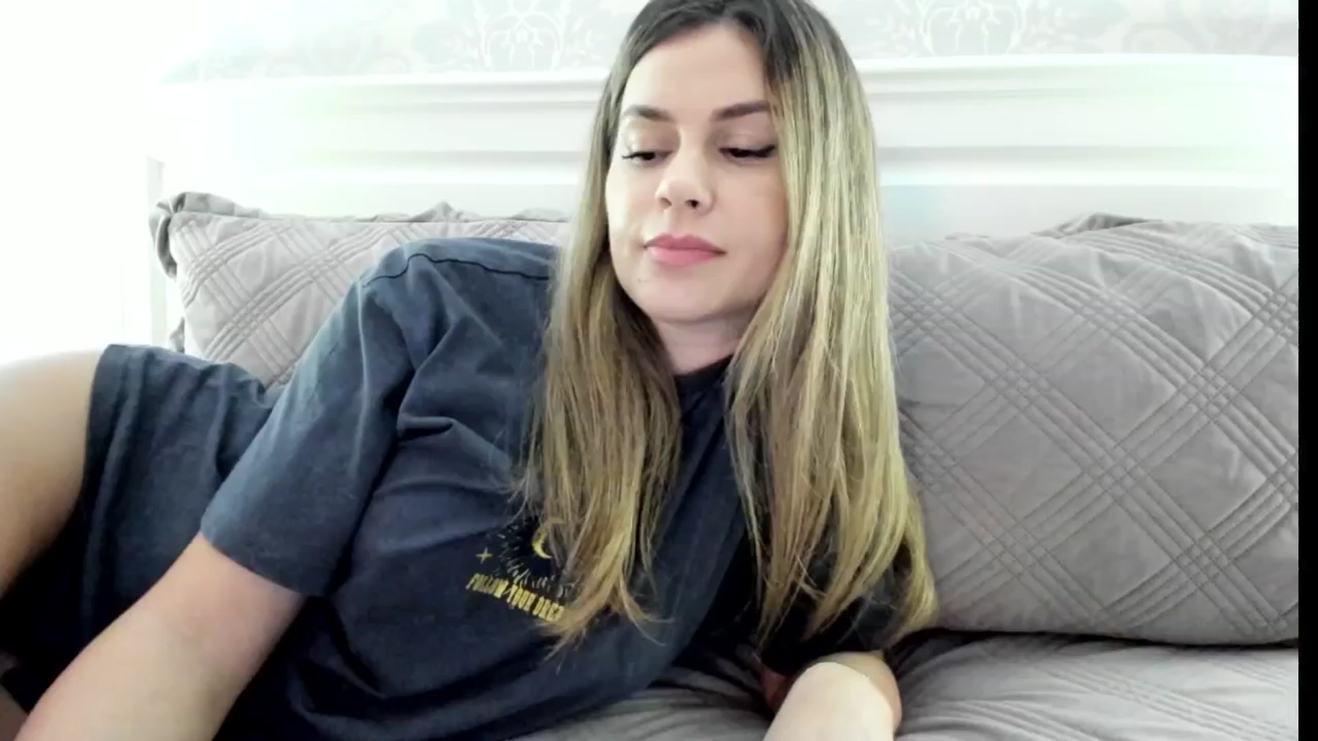 Gallery image thumbnail from IceyGirl's myfreecams stream on, 10/30/2024, 24:19 image 15 of 20