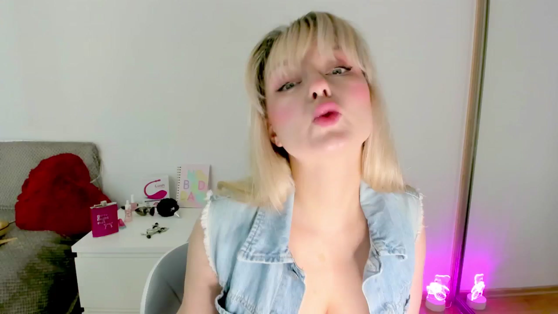 Gallery image thumbnail from IdolHannaa's myfreecams stream on, 12/25/2025, 24:37 image 10 of 20