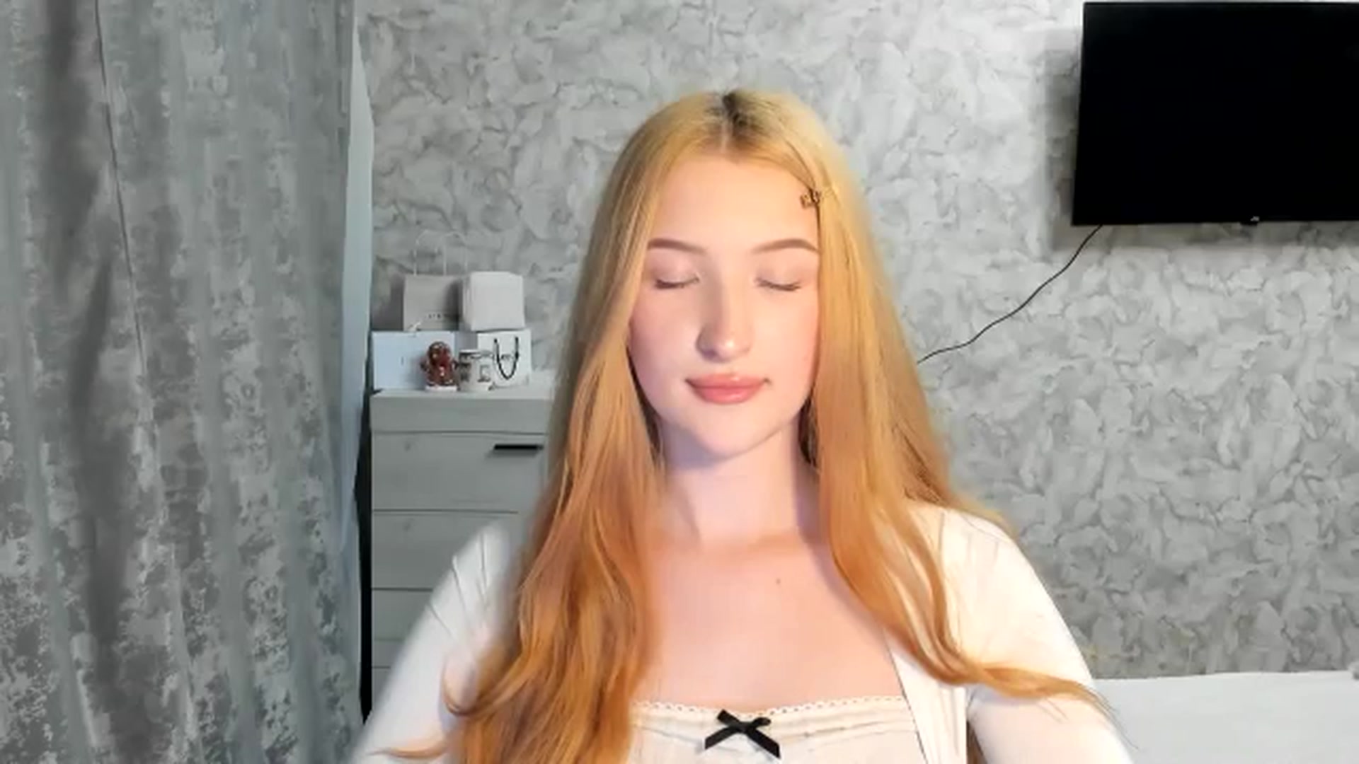 Gallery image thumbnail from Ilona_Here's myfreecams stream on, 03/18/2026, 19:04 image 17 of 20
