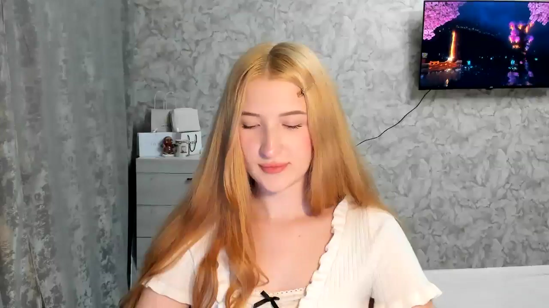 Gallery image thumbnail from Ilona_Here's myfreecams stream on, 03/27/2026, 19:38 image 11 of 20