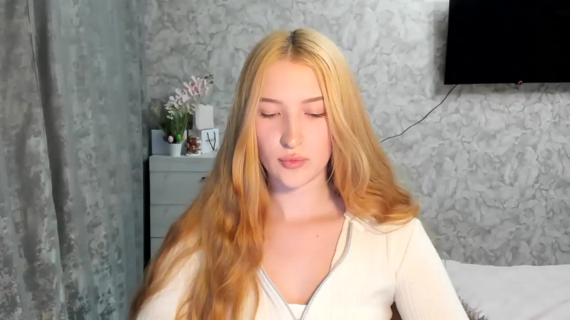 Gallery image thumbnail from Ilona_Here's myfreecams stream on, 04/09/2026, 17:30 image 17 of 20