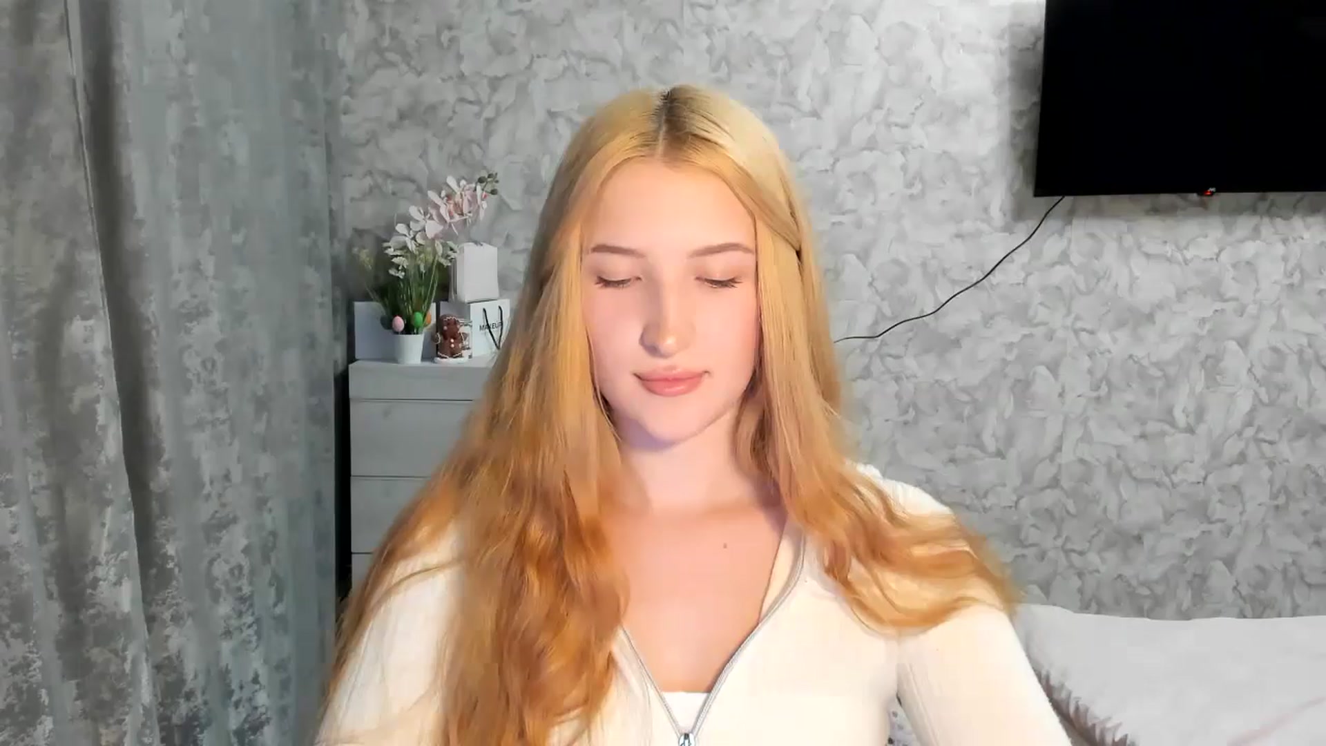 Gallery image thumbnail from Ilona_Here's myfreecams stream on, 04/09/2026, 17:30 image 12 of 20