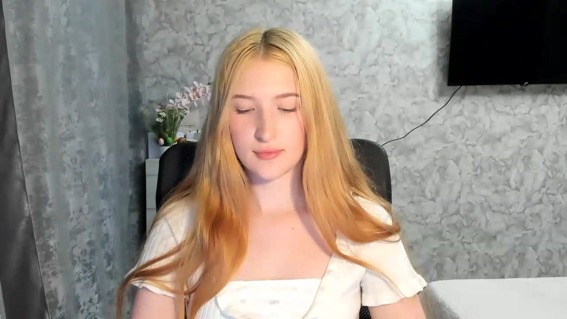 Gallery image thumbnail from Ilona_Here's myfreecams stream on, 04/30/2026, 17:05 image 9 of 20