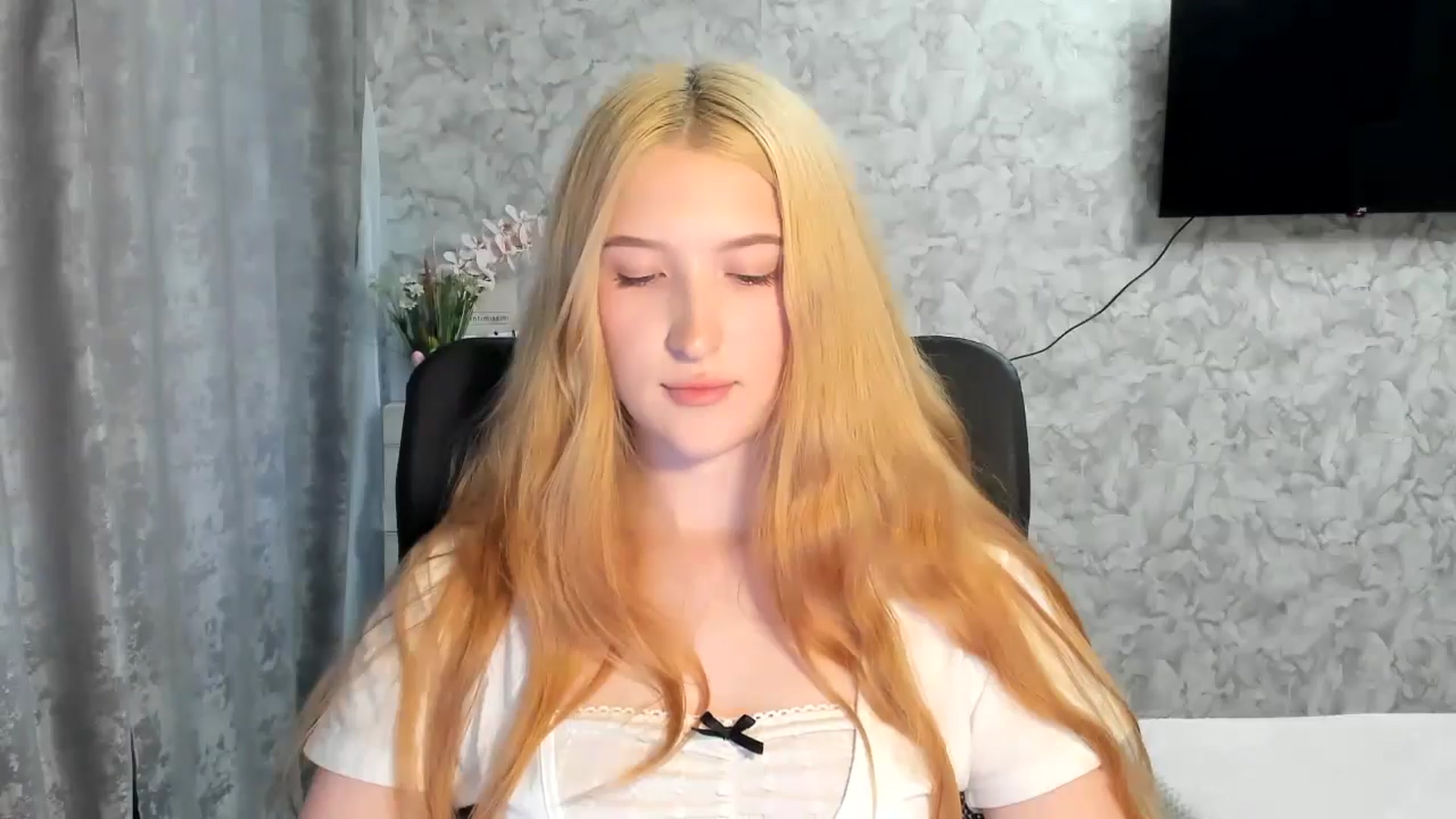 Gallery image thumbnail from Ilona_Here's myfreecams stream on, 05/03/2026, 16:43 image 14 of 20