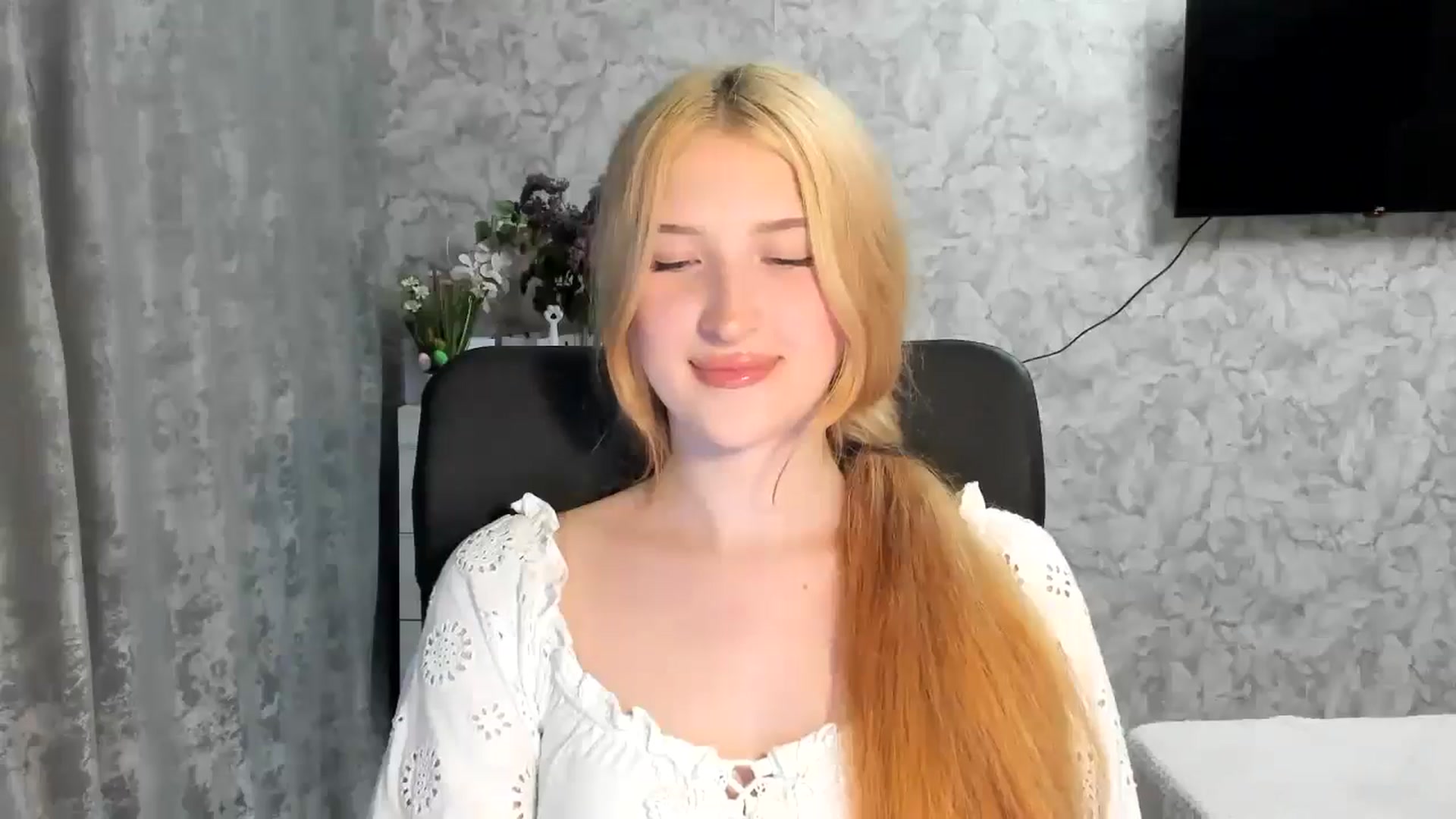 Gallery image thumbnail from Ilona_Here's myfreecams stream on, 05/08/2026, 17:22 image 19 of 20