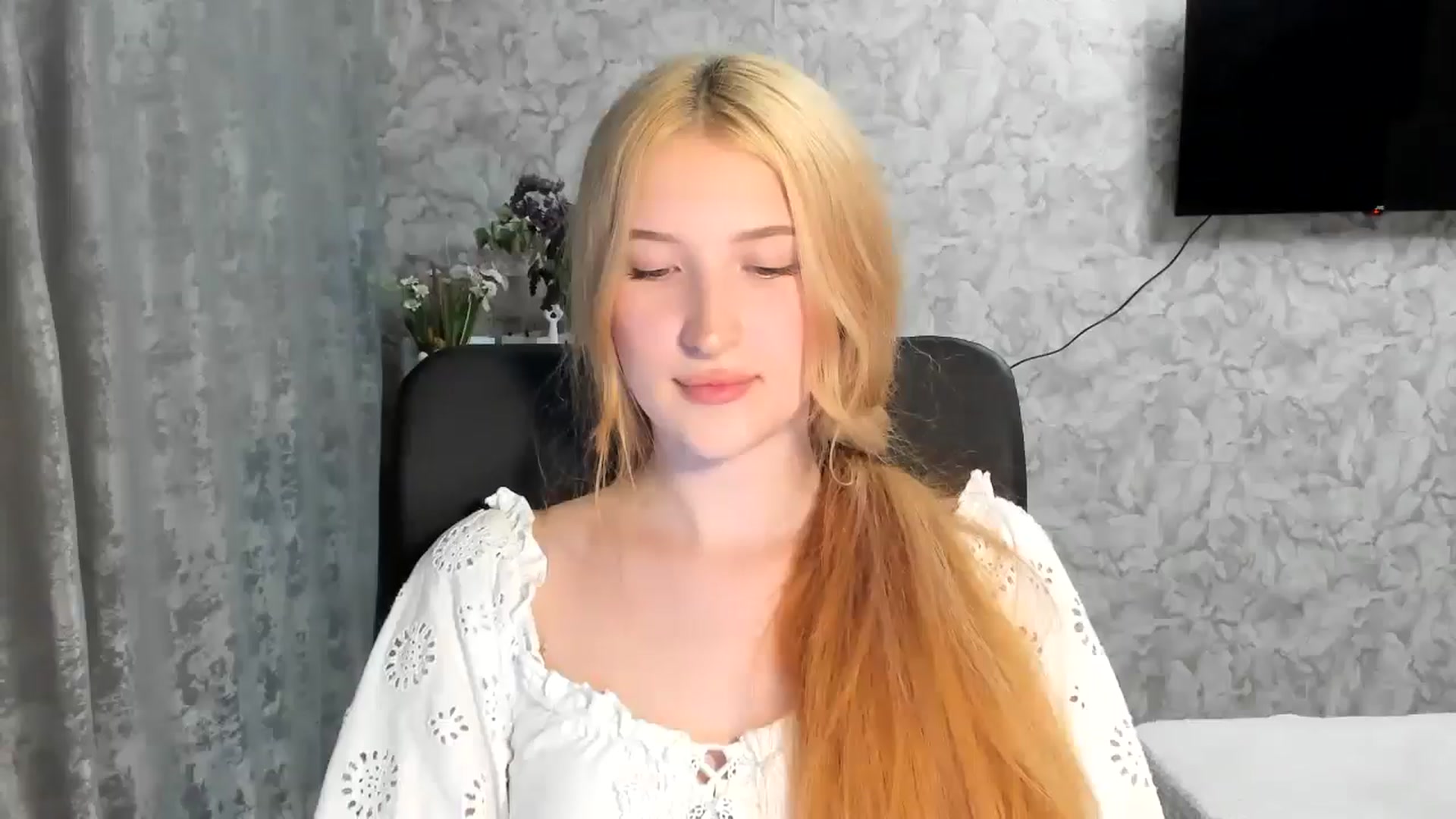 Gallery image thumbnail from Ilona_Here's myfreecams stream on, 05/08/2026, 18:08 image 14 of 20