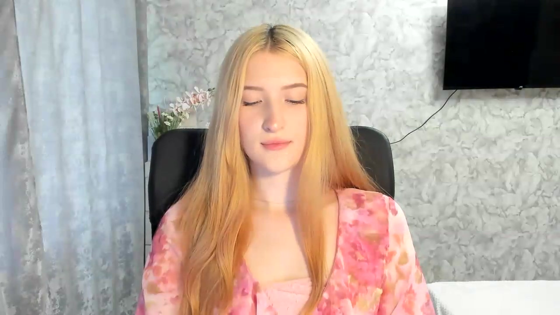 Gallery image thumbnail from Ilona_Here's myfreecams stream on, 05/13/2026, 13:01 image 17 of 20