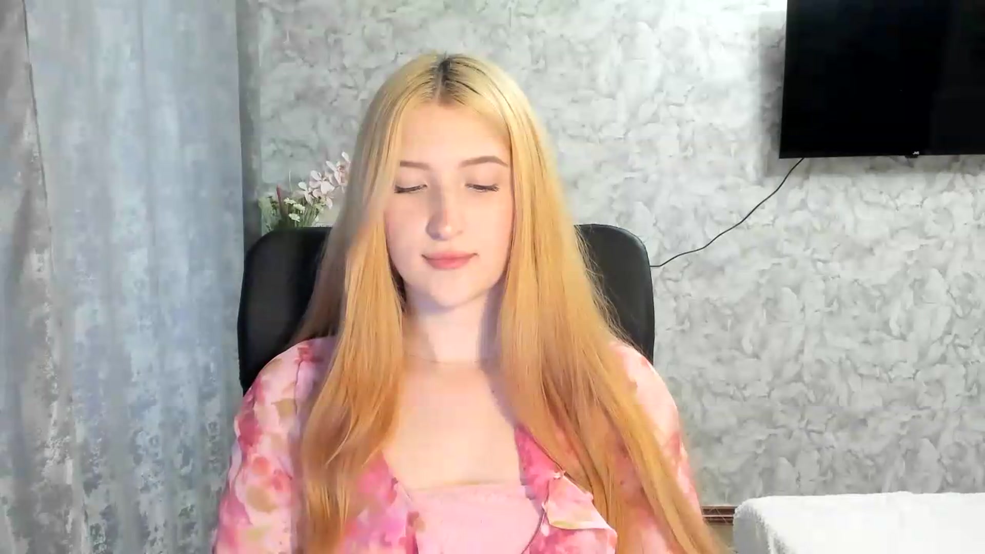 Gallery image thumbnail from Ilona_Here's myfreecams stream on, 05/13/2026, 13:53 image 7 of 20