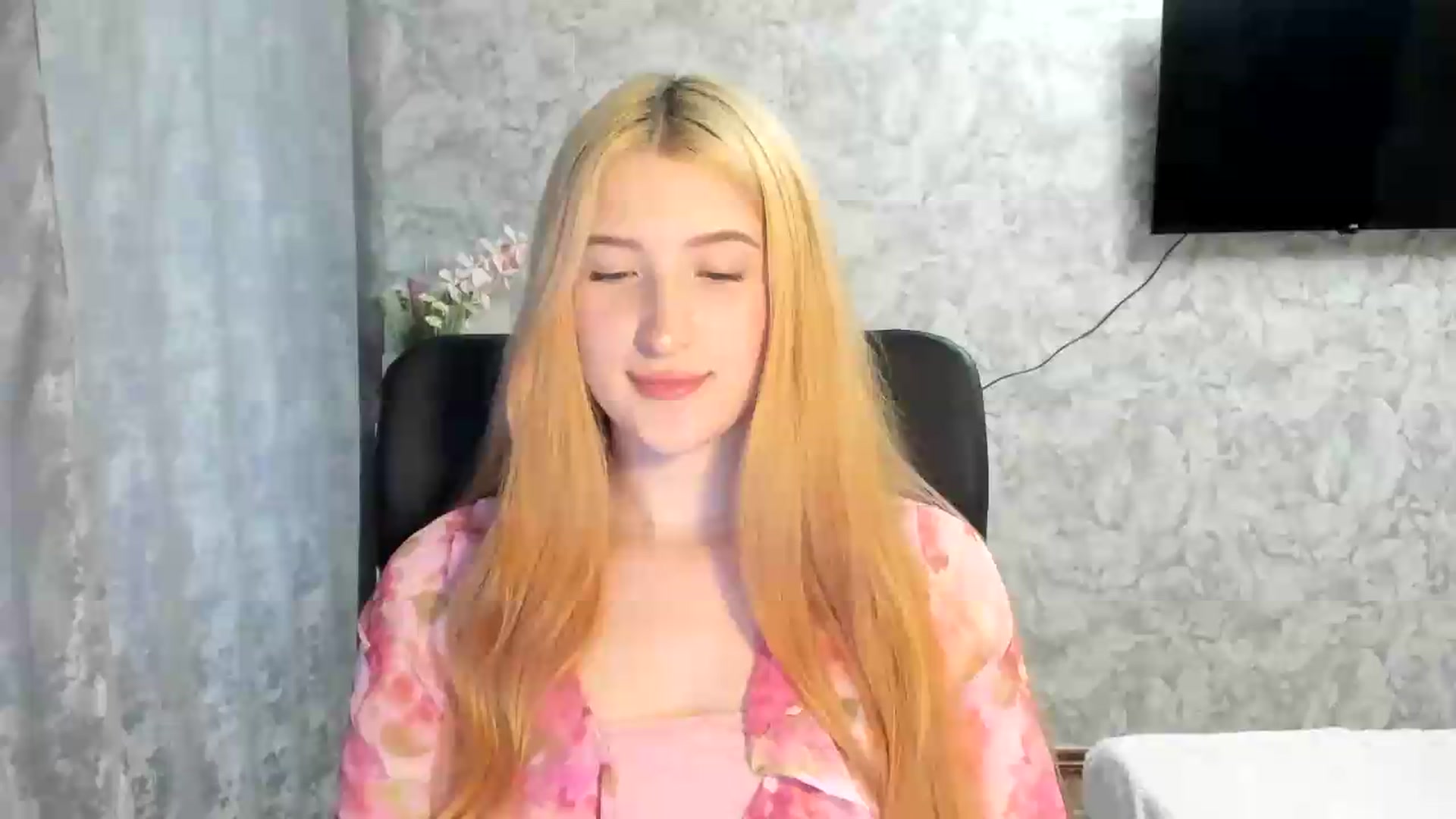 Gallery image thumbnail from Ilona_Here's myfreecams stream on, 05/13/2026, 13:53 image 12 of 20