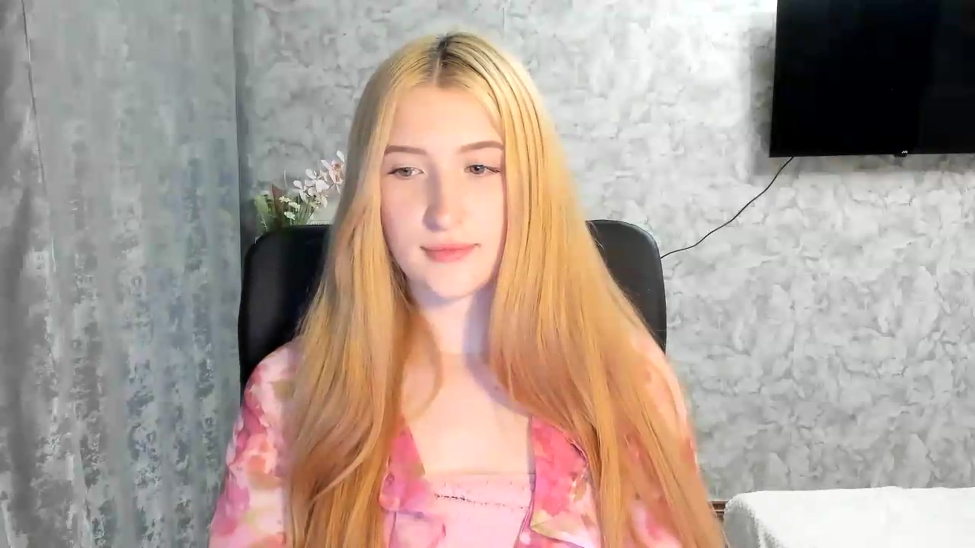 Gallery image thumbnail from Ilona_Here's myfreecams stream on, 05/13/2026, 15:04 image 13 of 20