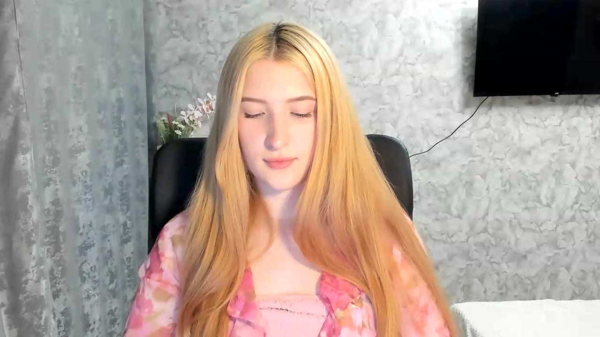Gallery image thumbnail from Ilona_Here's myfreecams stream on, 05/13/2026, 15:04 image 17 of 20