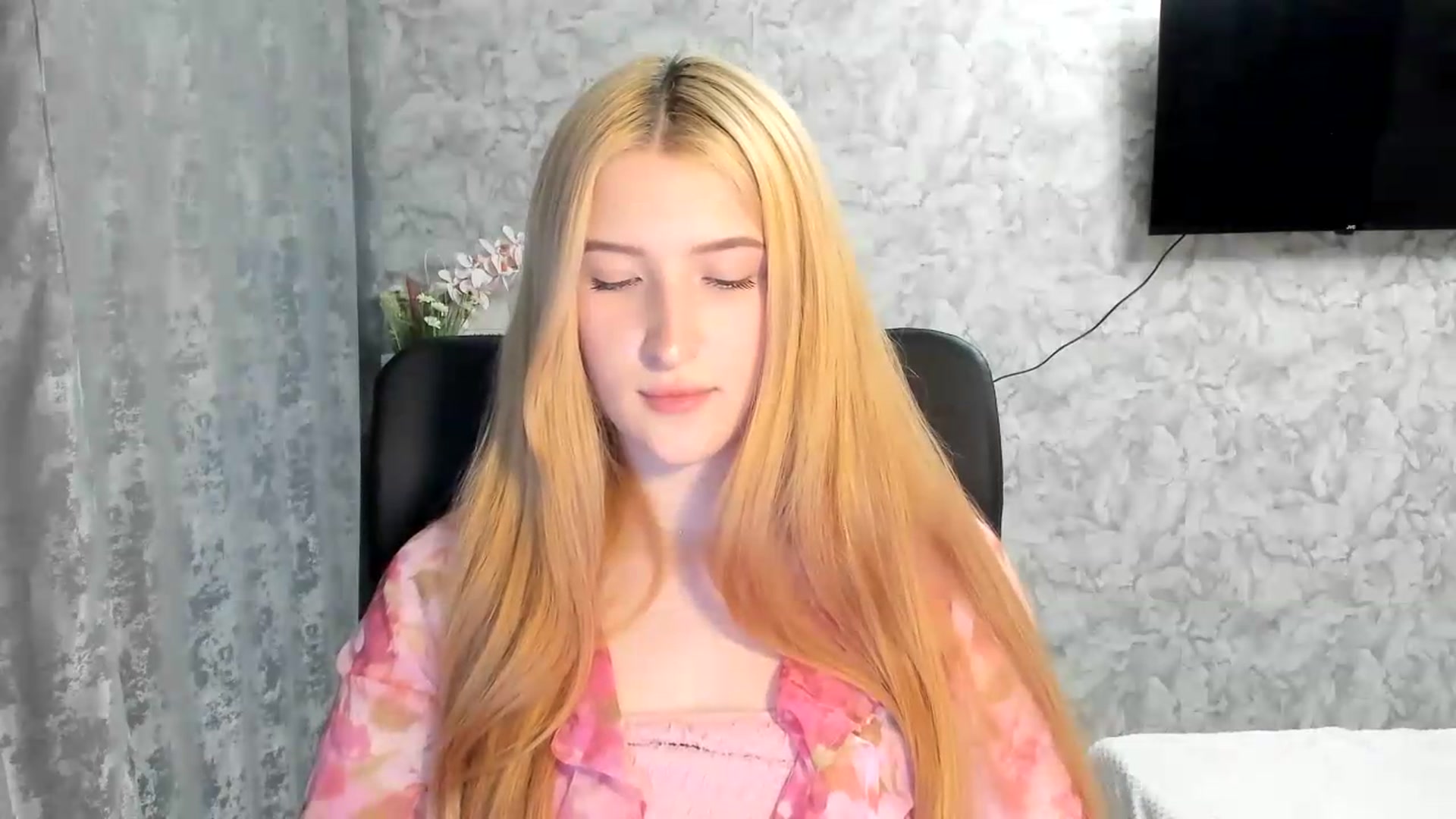 Gallery image thumbnail from Ilona_Here's myfreecams stream on, 05/13/2026, 15:04 image 18 of 20