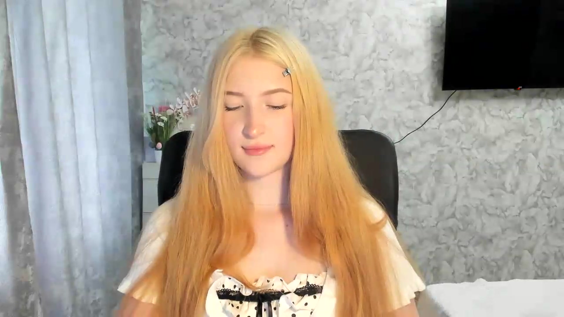 Gallery image thumbnail from Ilona_Here's myfreecams stream on, 05/18/2026, 15:31 image 10 of 20