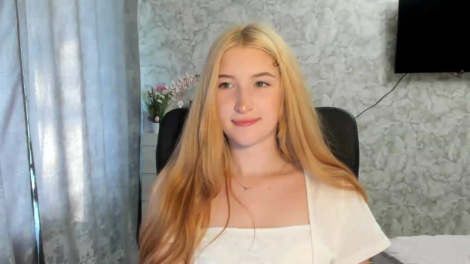 Gallery image thumbnail from Ilona_Here's myfreecams stream on, 05/22/2026, 15:26 image 16 of 20