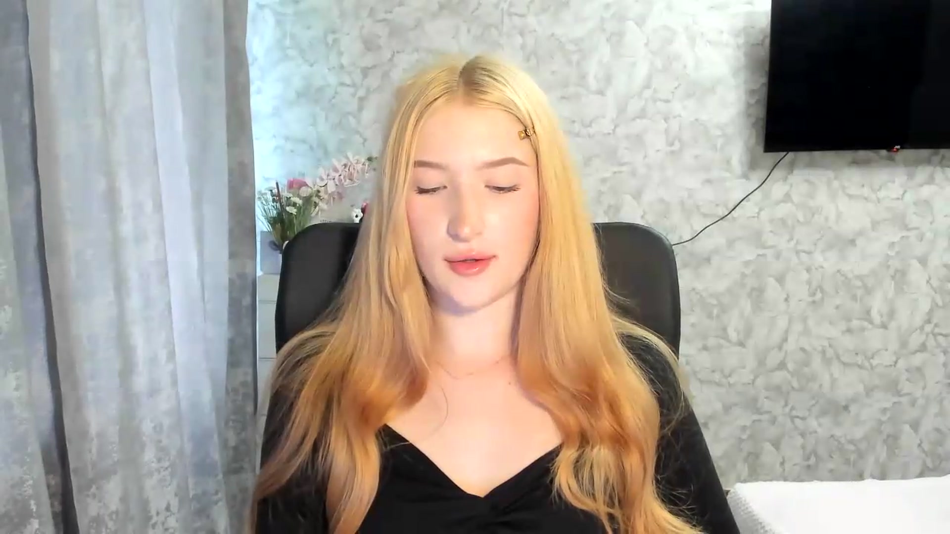Gallery image thumbnail from Ilona_Here's myfreecams stream on, 05/23/2026, 14:57 image 14 of 20