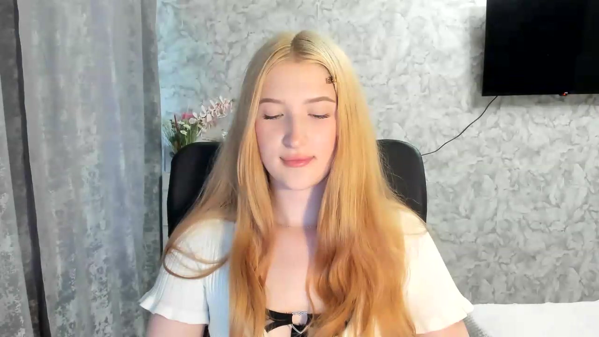 Gallery image thumbnail from Ilona_Here's myfreecams stream on, 05/23/2026, 16:38 image 12 of 20