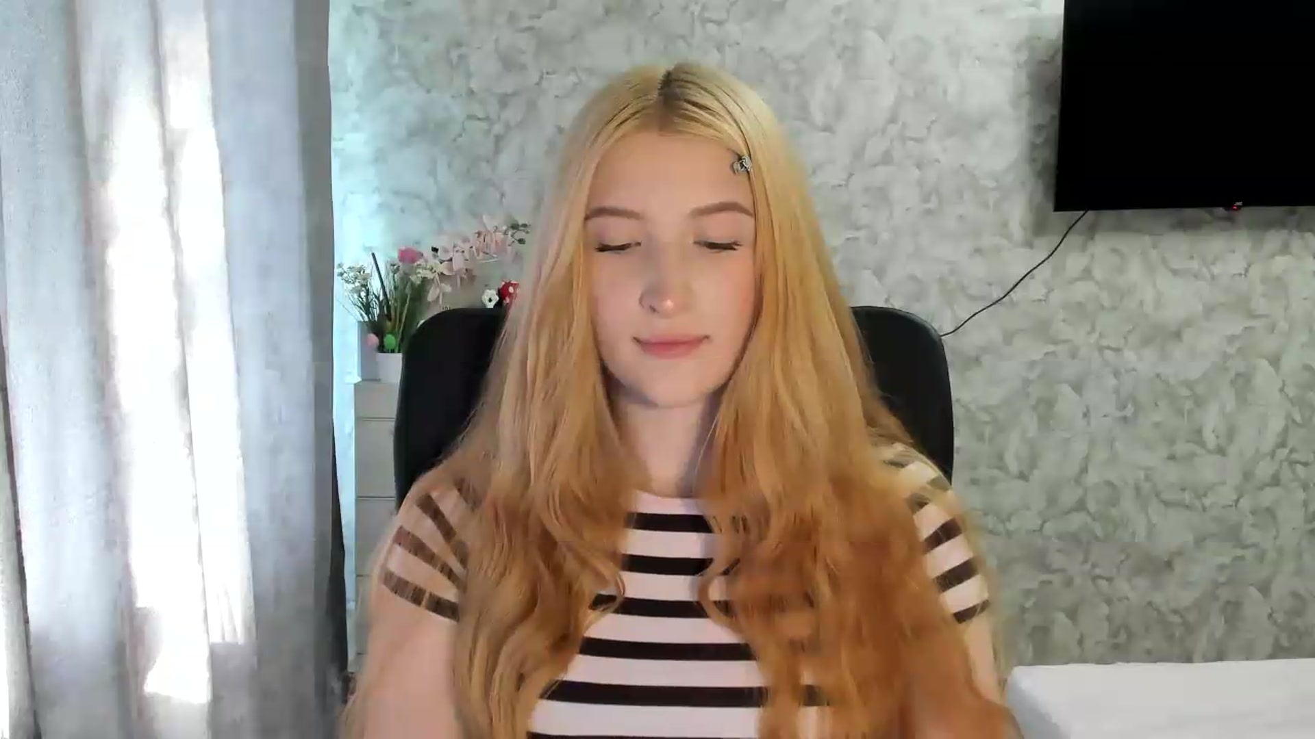 Gallery image thumbnail from Ilona_Here's myfreecams stream on, 05/26/2026, 14:25 image 16 of 20