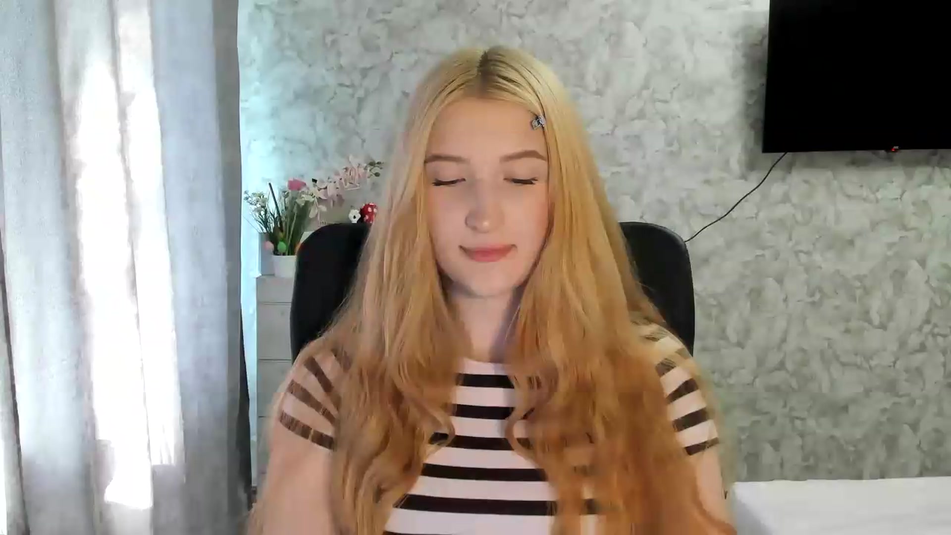 Gallery image thumbnail from Ilona_Here's myfreecams stream on, 05/26/2026, 14:25 image 17 of 20