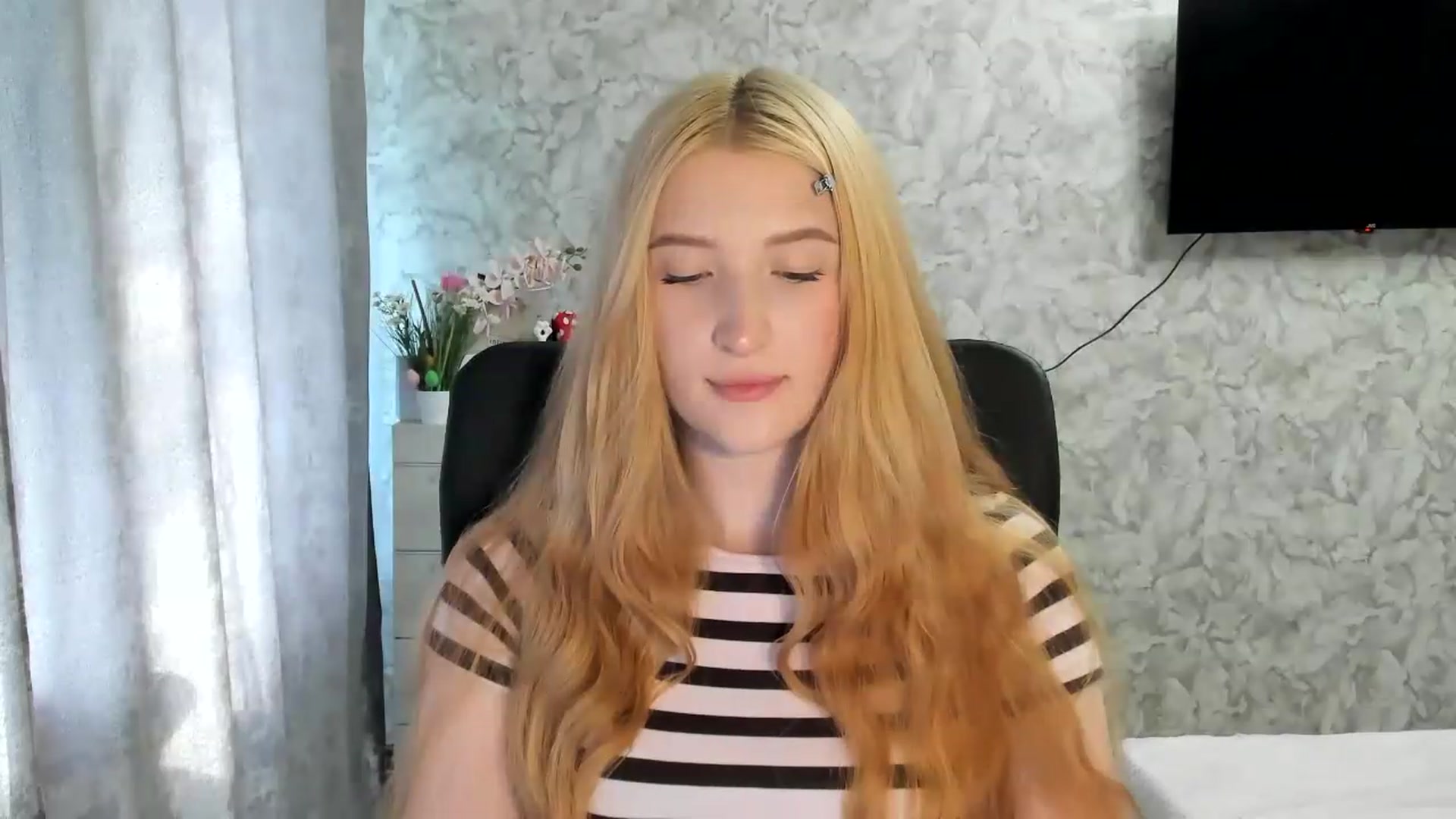 Gallery image thumbnail from Ilona_Here's myfreecams stream on, 05/26/2026, 14:25 image 15 of 20