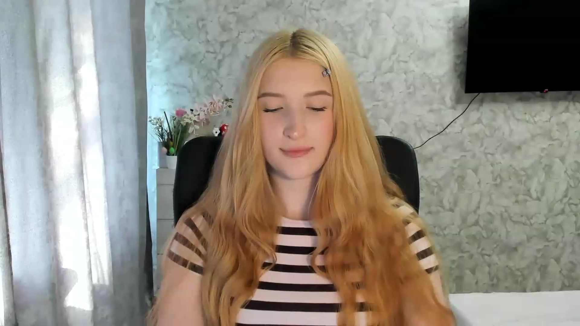 Gallery image thumbnail from Ilona_Here's myfreecams stream on, 05/26/2026, 14:25 image 14 of 20