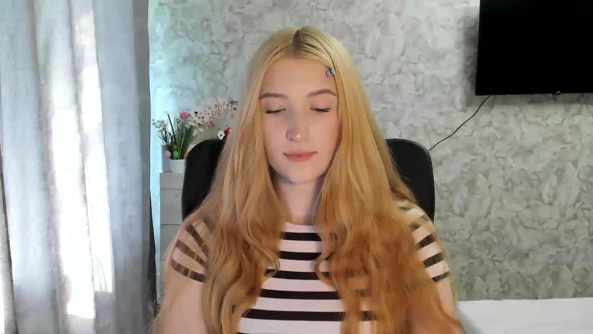 Gallery image thumbnail from Ilona_Here's myfreecams stream on, 05/26/2026, 14:25 image 12 of 20