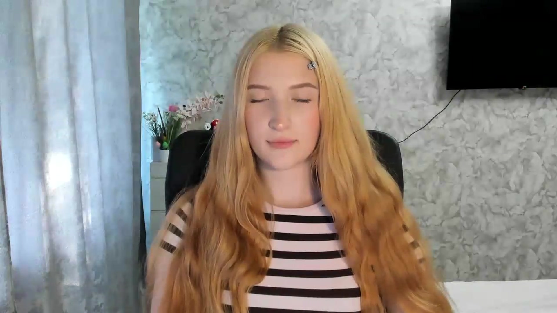 Gallery image thumbnail from Ilona_Here's myfreecams stream on, 05/26/2026, 15:55 image 5 of 20